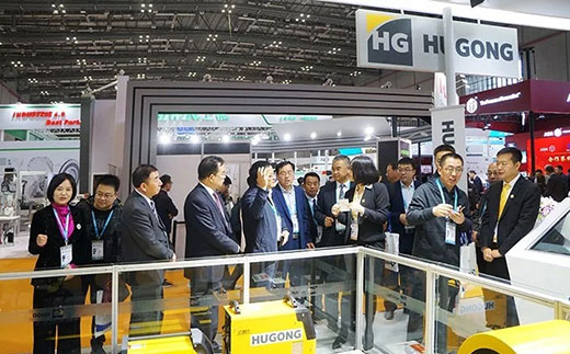 甘肃省天水市常务副市长莅临d88尊龙z6意大利CEA展位